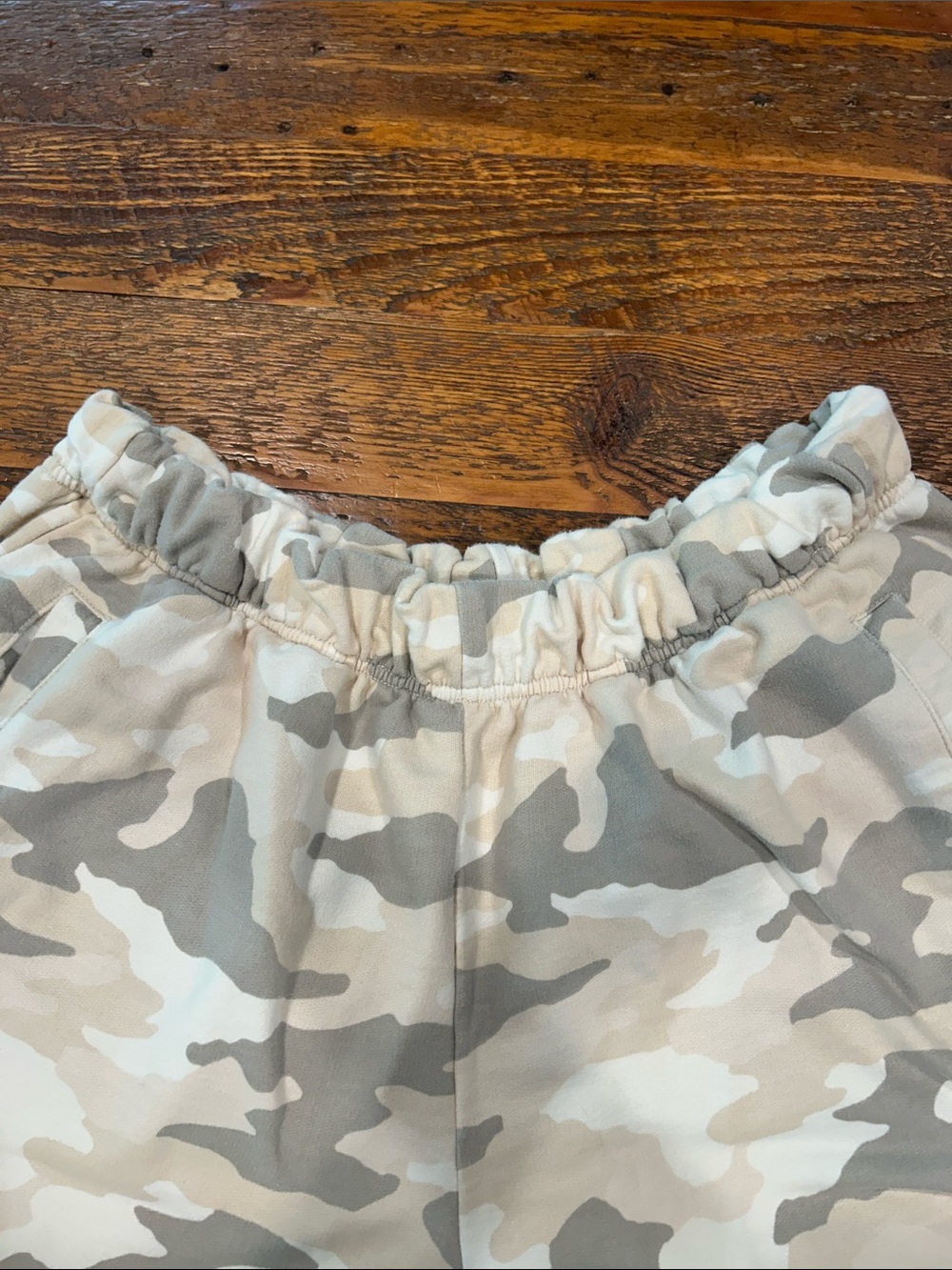 aerie Women’s Camouflage Joggers in Cream & Gray. Oversized large. - Picture 4 of 6